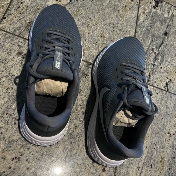 Brand new Nike Revolution sneakers - Picture 7 of 7